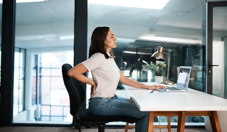 Kalça Ağrıları Sessizce Hayatınızı Kısıtlıyor Olabilir!