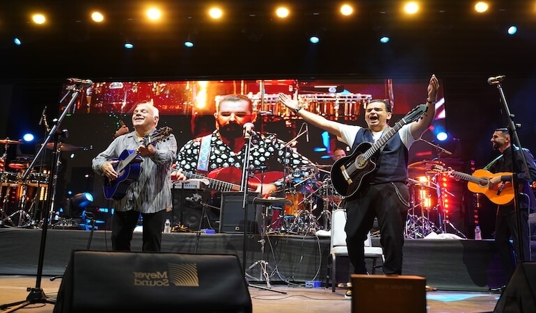 ASH ve Gipsy Kings by André Reyes Sahnede