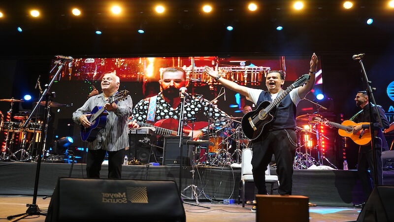 ASH ve Gipsy Kings by André Reyes Sahnede