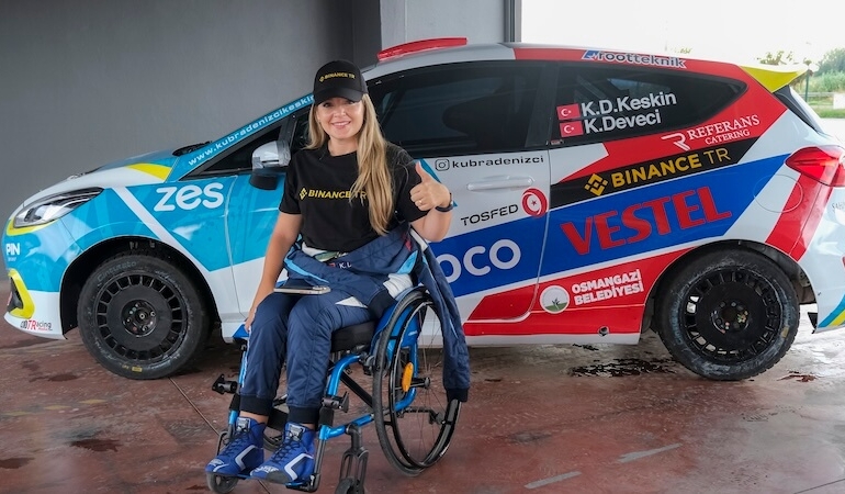 Binance TR, Dünyanın Tek Engelli Kadın Ralli Pilotu Kübra Denizci Keskin’in Yanında