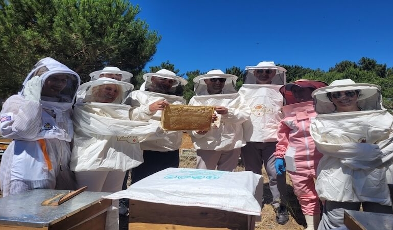 Kadın Arıcılar Arı Sütü Üretiminde Rekor Verimle Öne Çıkıyor