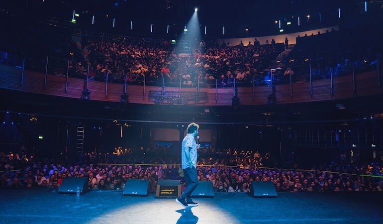 Hasan Can Kaya Devlerin Sahnesinde